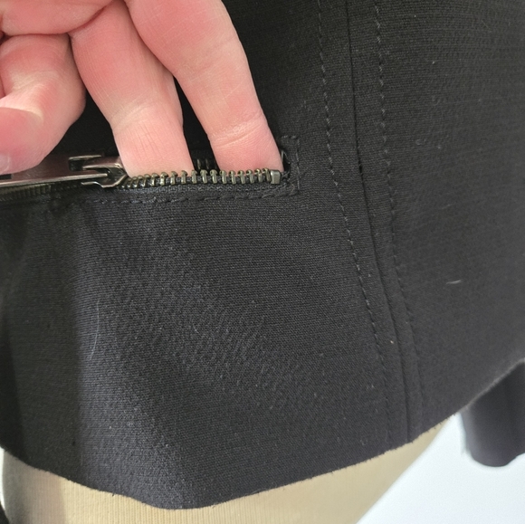 BANANA REPUBLIC Black Cropped Jacket With Asymmetrical Zip And Zipper Details. 2 - Picture 6 of 15